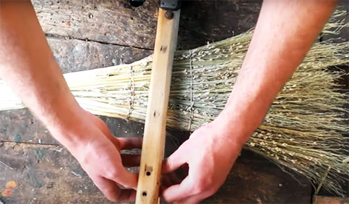 Hogyan és miből készülnek a padlósepréshez használt seprűk: tippek az elkészítéshez