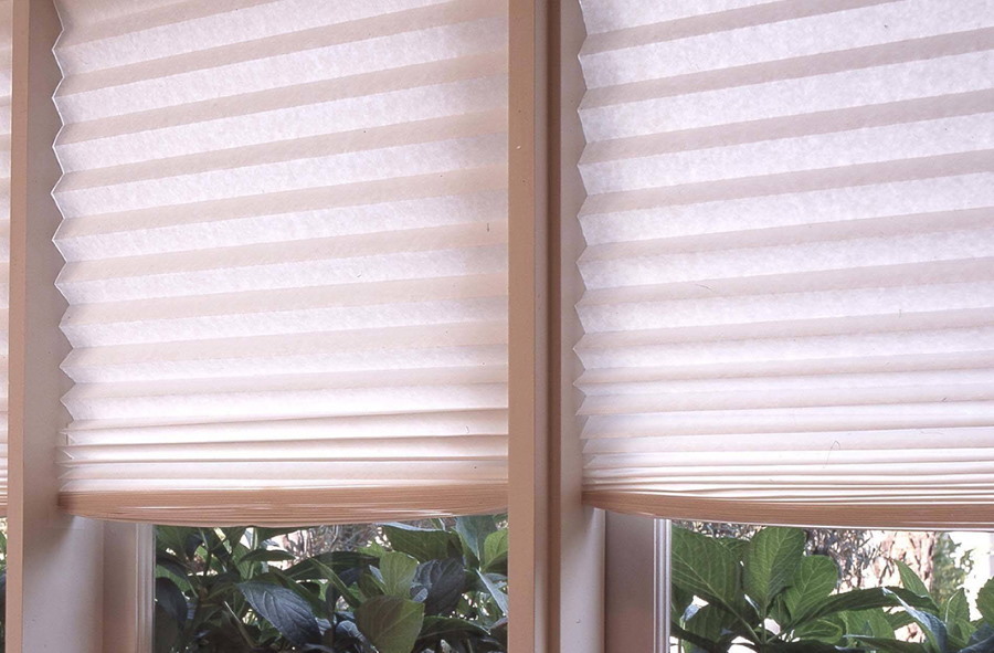וילונות נייר בהירים על החלון בסלון