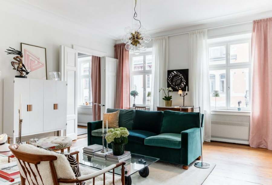 Roze gordijnen in een woonkamer in Scandinavische stijl