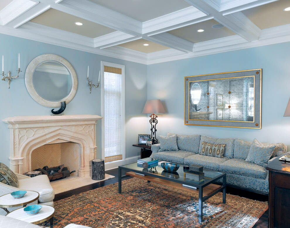 תקרה מקופלת בסלון עם קירות כחולים