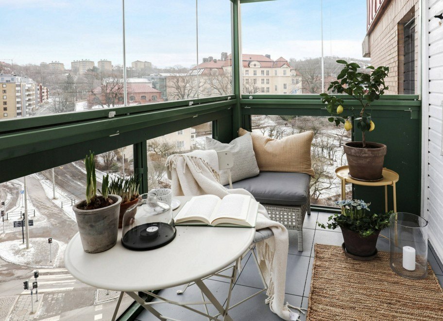 Panoramik pencereli balkon mobilyası