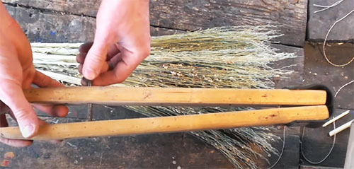 Hogyan és miből készülnek a padlósepréshez használt seprűk: tippek az elkészítéshez