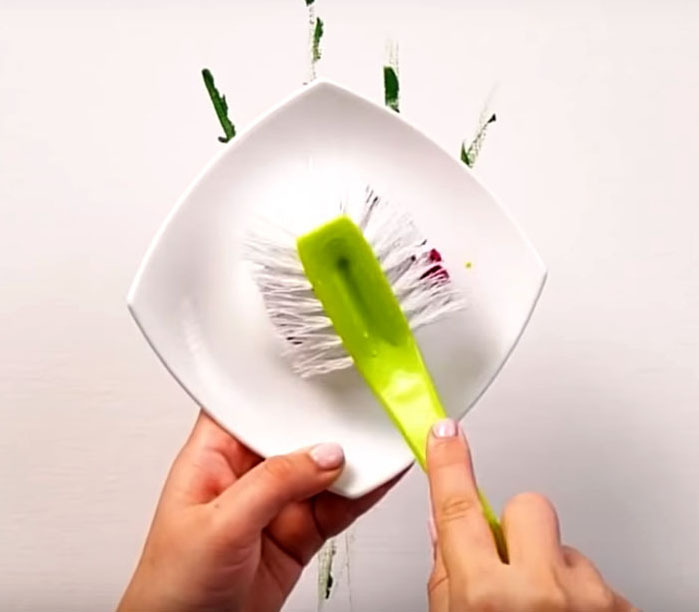 Stiskněte barvu na rovnou desku a namočte do ní štětec. Může to být běžný kartáč na nádobí.