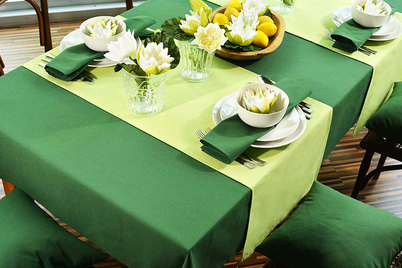La longueur de la nappe sur la table doit être telle que ses bords descendent du dessus de la table de tous les côtés d'environ 20 centimètres