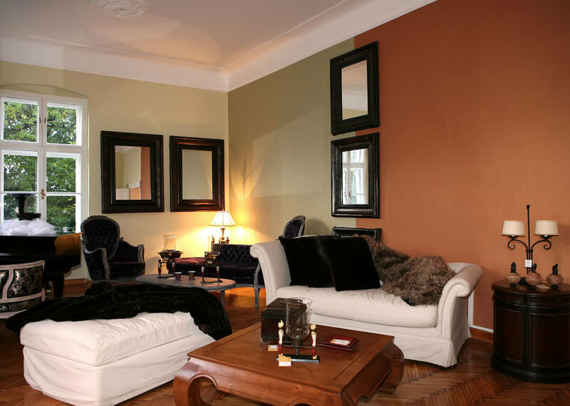malování stěn v obývacím pokoji ve dvou barvách