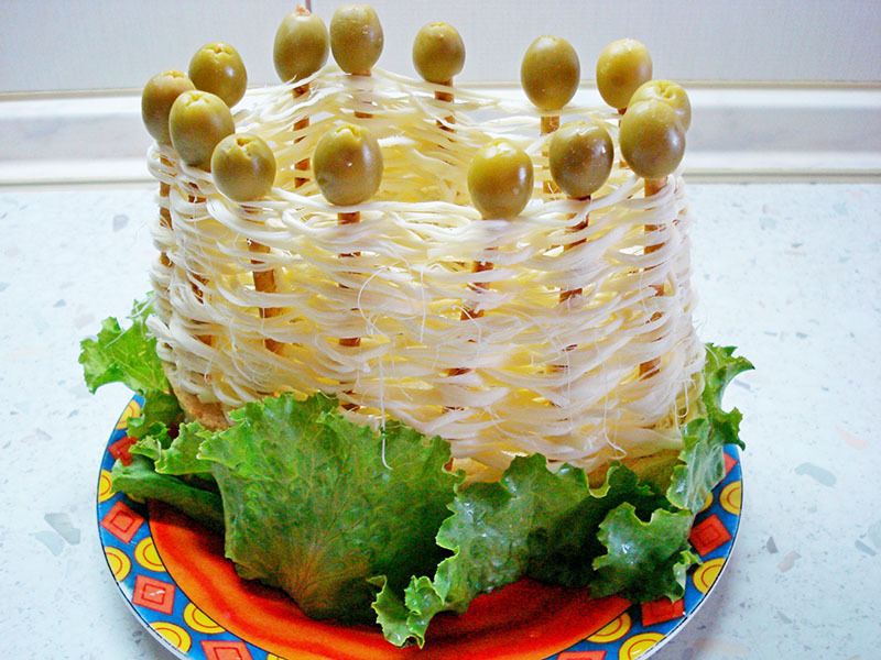 Ou com o mesmo queijo e baguetes, você pode tecer uma cesta de salada. Em vez de queijo, as cordas podem ser penas de cebola verde, para variar.