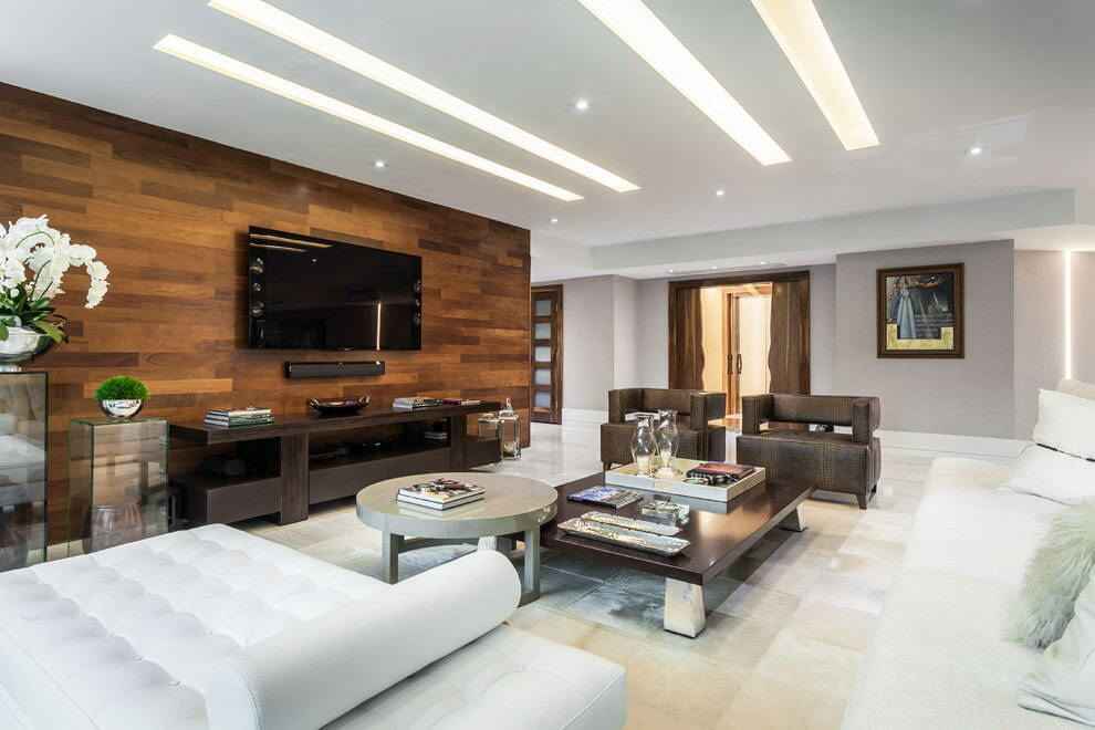 Zónování prostorného obývacího pokoje s hnědým laminátem