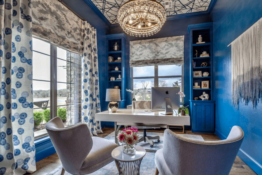 Büroeinrichtung mit blauen Wänden