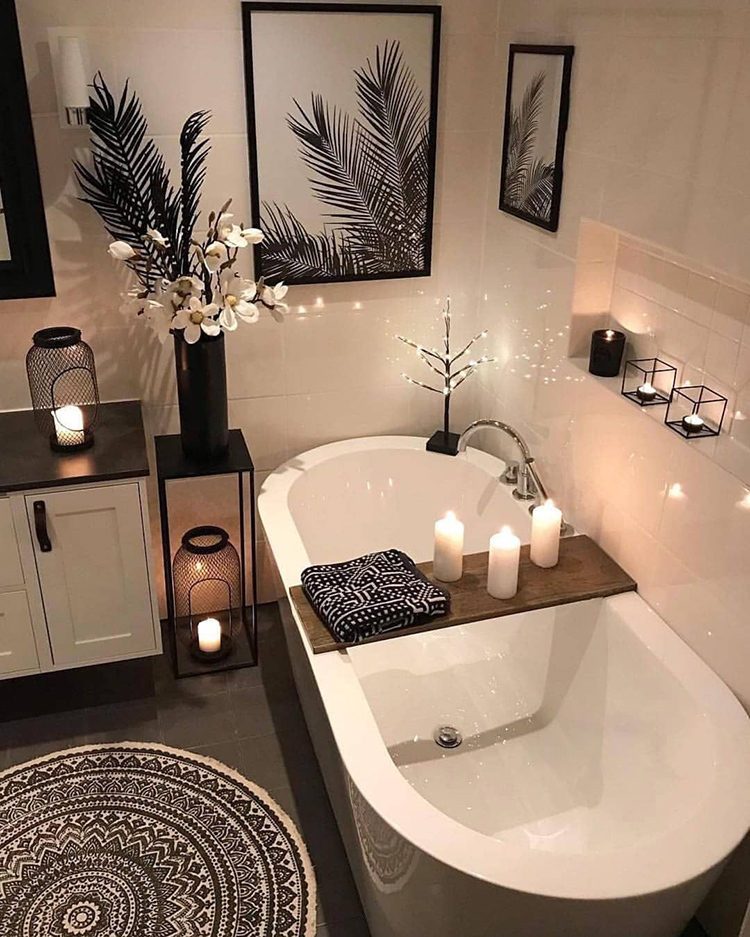 Šviesus europietiško stiliaus vonios kambarys