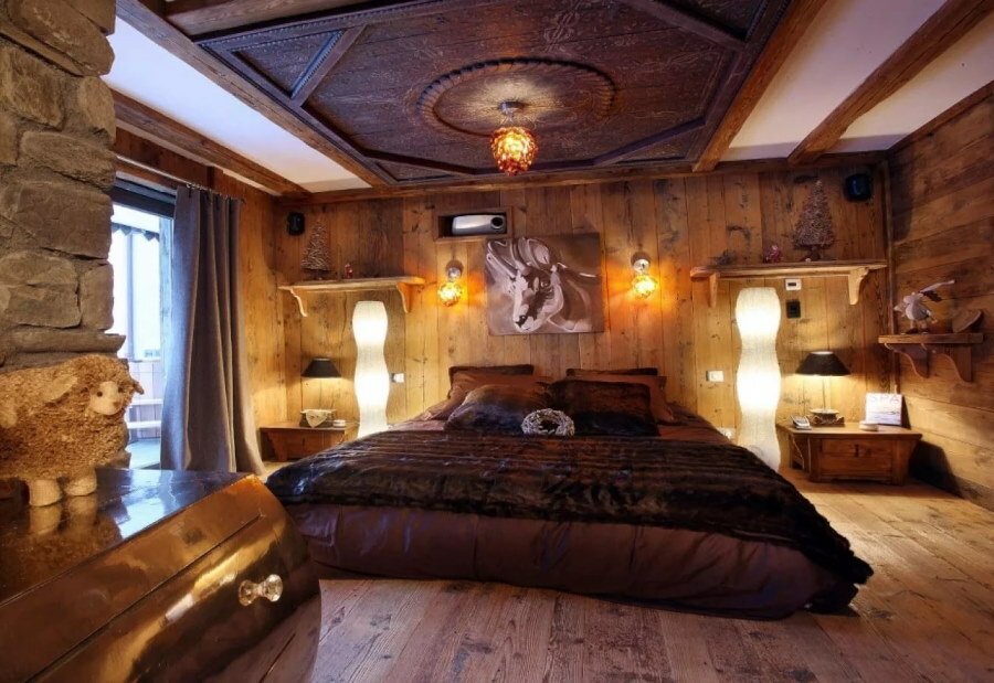 Decor of the bedroom ceiling in a wooden house