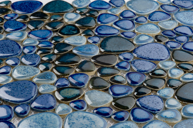 Mosaico de vidro no chão do banheiro