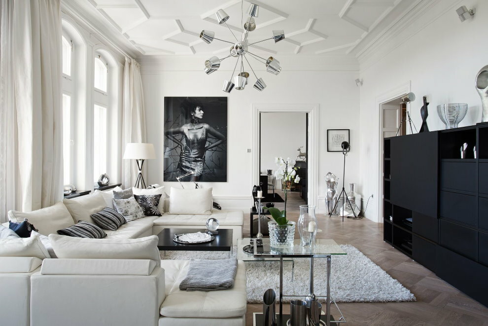 Stue i blandet stil med svarte møbler