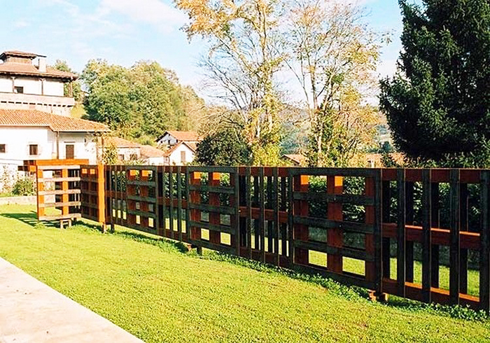 If you take pallets in one row, you get a low fence, indicating the boundaries of your site
