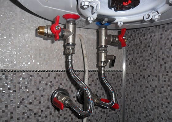 Jak prawidłowo spuścić pozostałą wodę z bojlera, aby nie uszkodzić urządzenia?