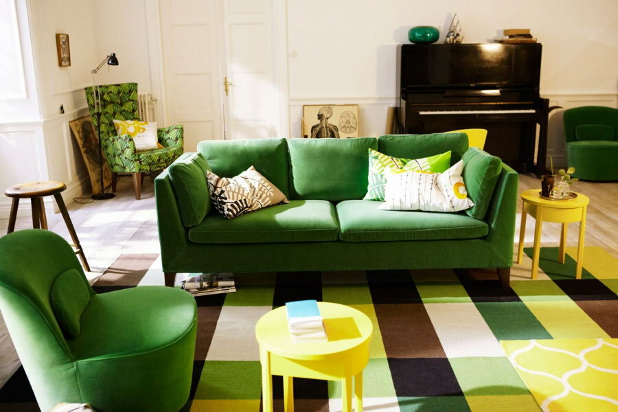 Čalouněný nábytek se zeleným látkovým čalouněním