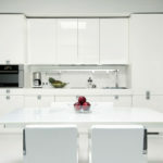 Mesa blanca en la cocina