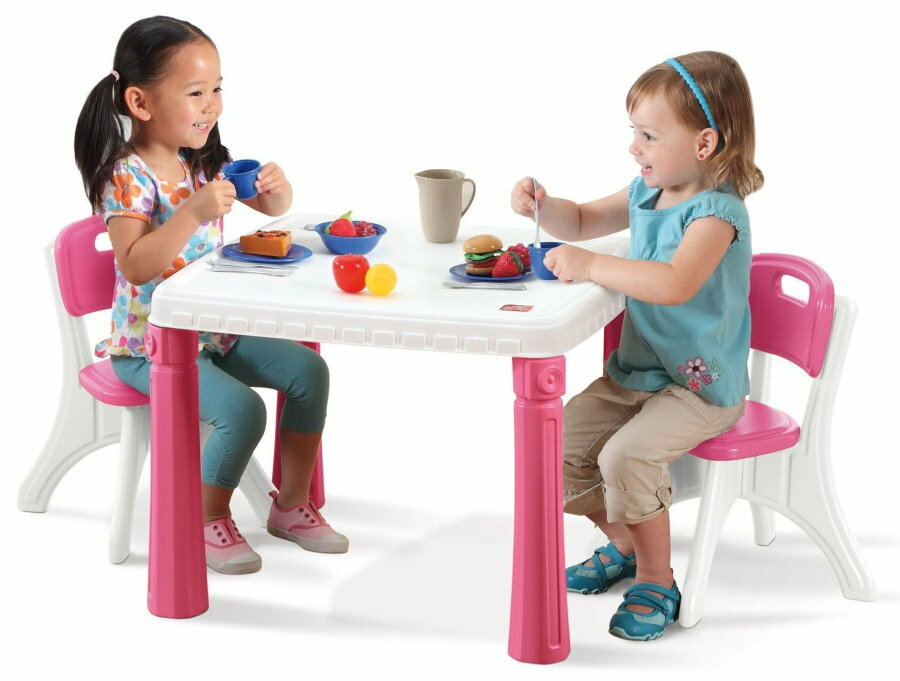 Spil møbler til børn i lyserøde og hvide farver
