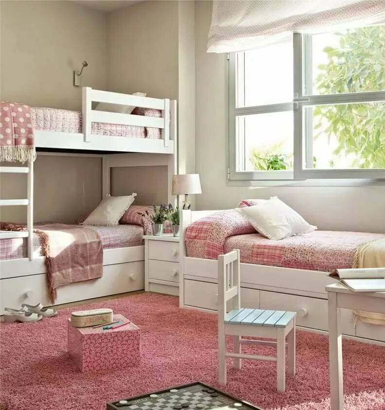 Růžový textil na bílých dětských postelích