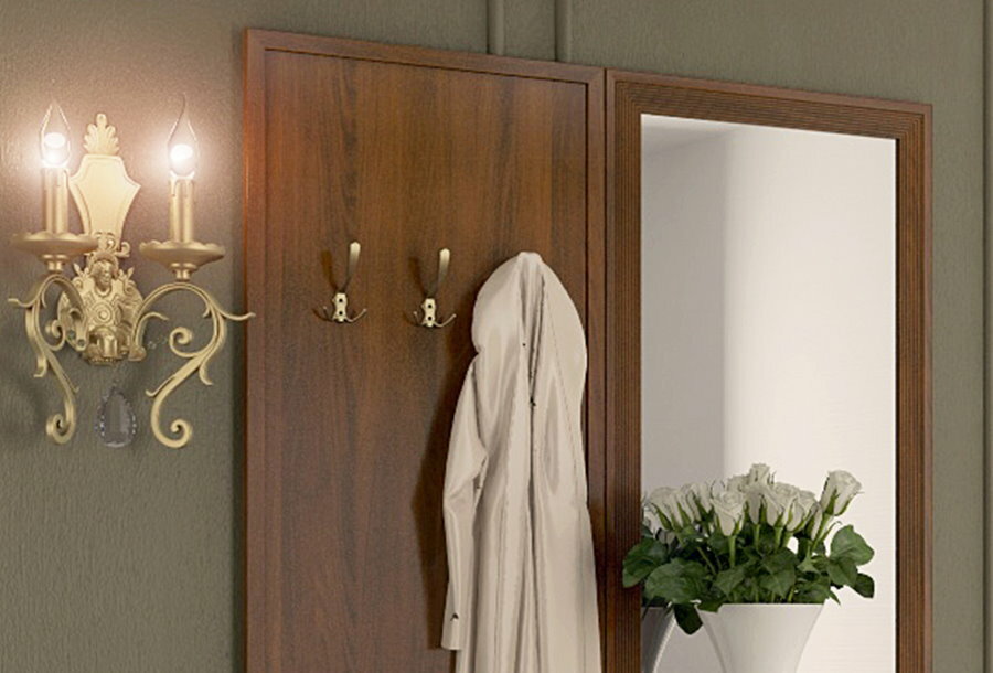 Kleiderbügel mit Spiegel in einem neoklassizistischen Flur
