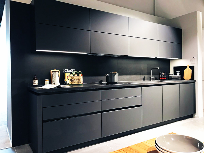 Modern kitchens are created according to special drawings and do not have any unnecessary details, such as handles and protruding mechanisms for opening the door. Try to match accessories to match the kitchen, look in stores for a black mixer and sink
