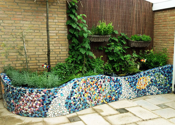 Žemas gėlių lovos ar lovos sienas galima iškloti plytelėmis iš skaldytų plytelių mozaikos