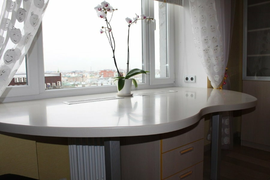 44 metrekare alana sahip bir dairenin mutfağında pencere pervazı masası