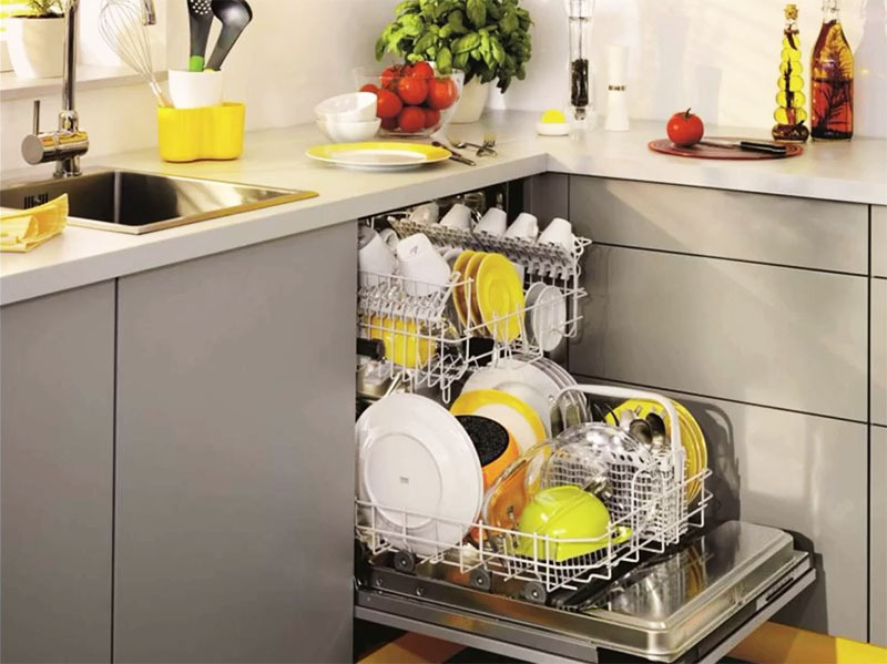 A máquina de lavar louça é um must-have na cozinha de uma casa americana