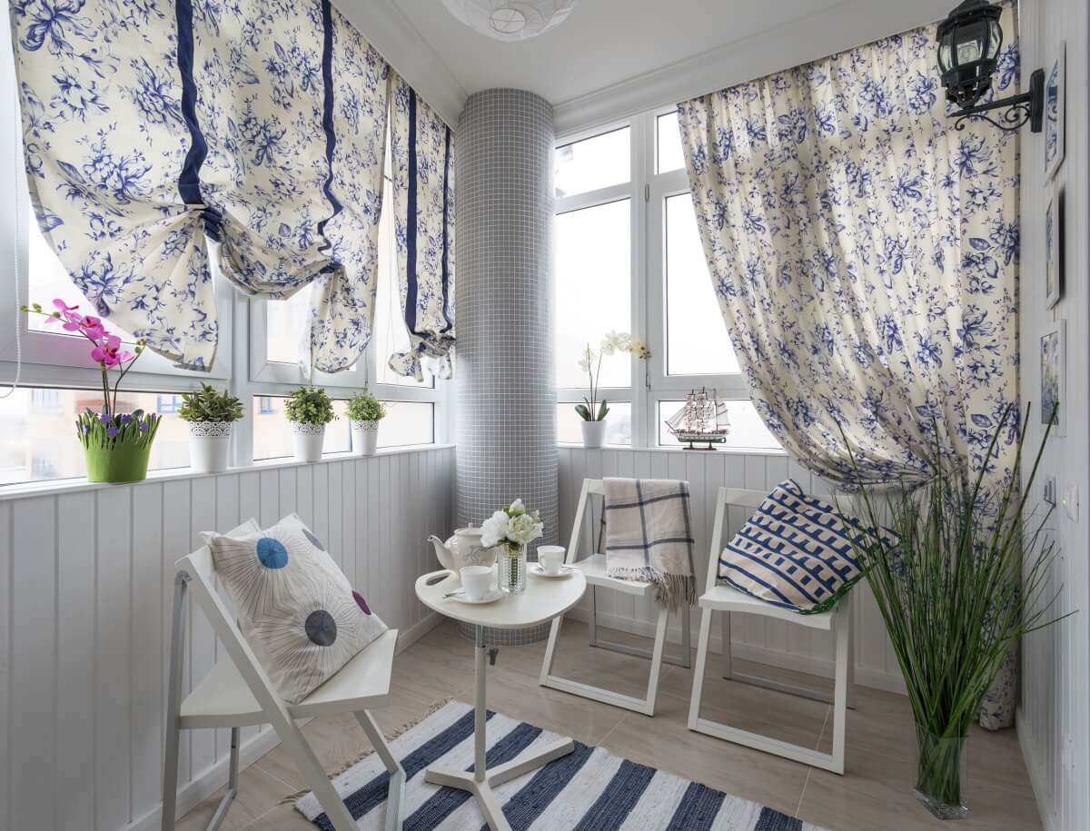Cortinas de balcón: estores enrollables, cortinas, tules y otras opciones en el interior de la habitación.
