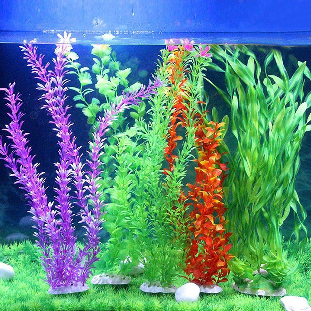 Dekorative plastplanter i et akvarium i hjemmet