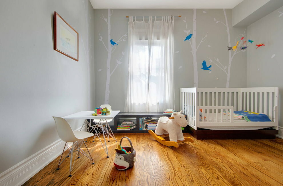 Harmaiden seinien sisustus vauvan huoneessa