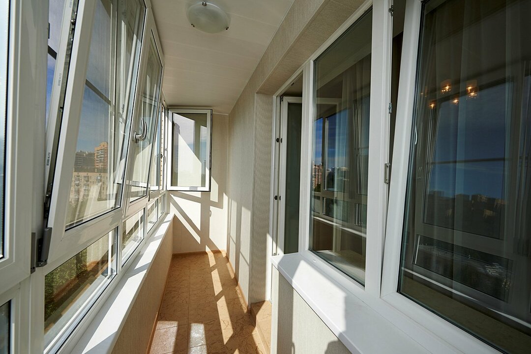 Plastikowe okna na balkon: ciekawe opcje okien z podwójnymi szybami we wnętrzu pokoju