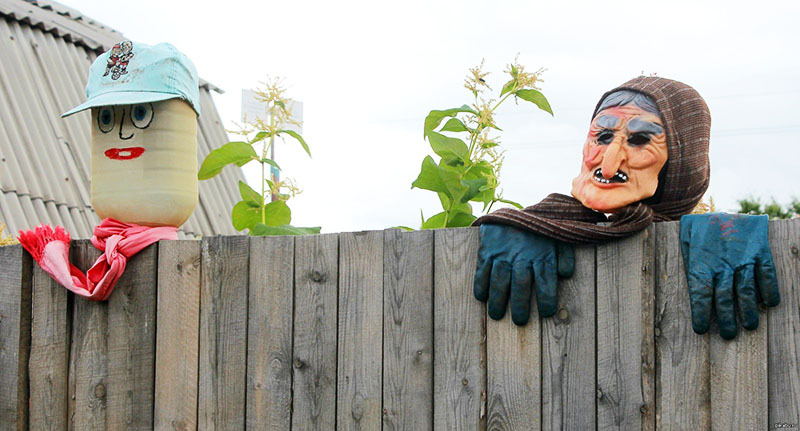 This version of the scarecrow is intended for those who are looking at how to jump over your fence in search of profit. It will look especially good in the light of a flashlight. But do not put such " decorations" on the border with neighbors, they can lose sleep