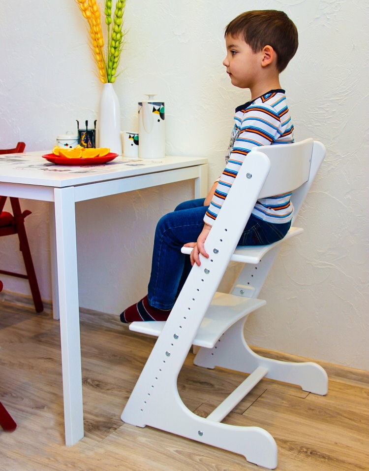 Baltos vaikiškos kėdės modelis „Mažas kuprotas arklys“