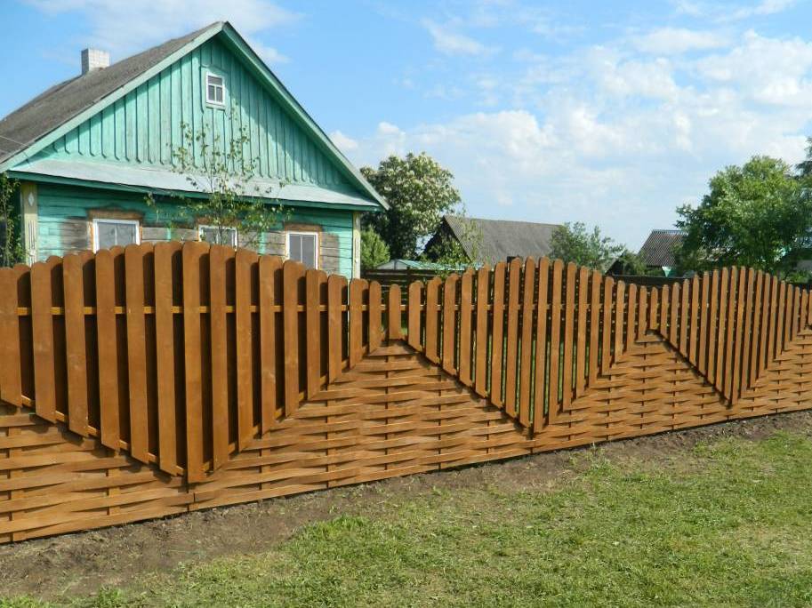 Kombinovaný plot z prírodného dreva