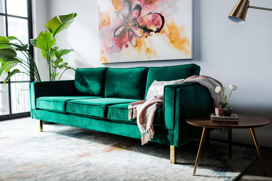 Sofá verde en un moderno diseño de sala de estar