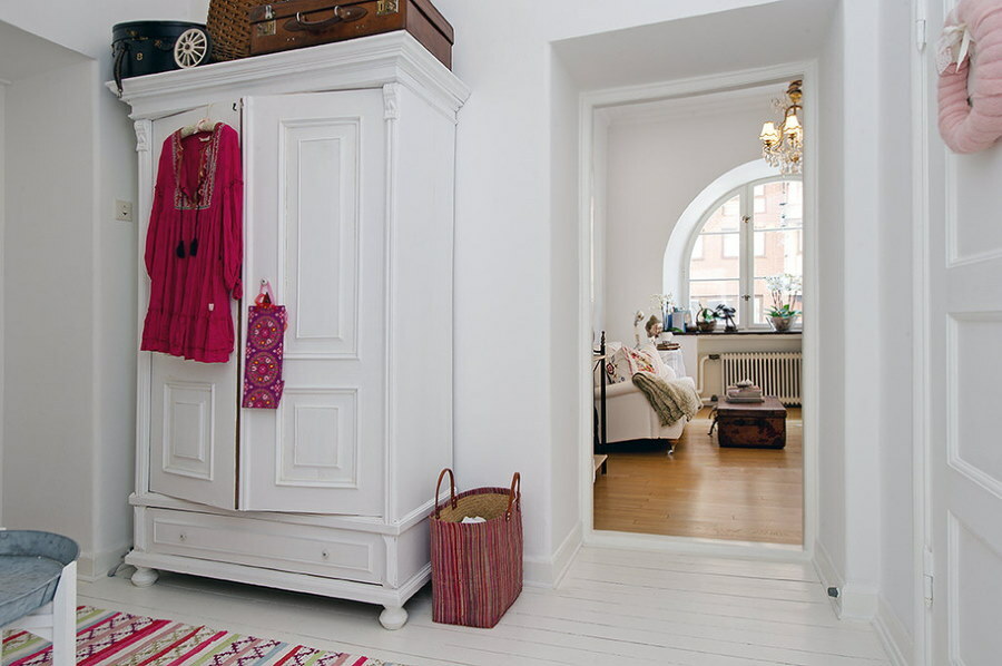 Hvit garderobe i gangen i skandinavisk stil