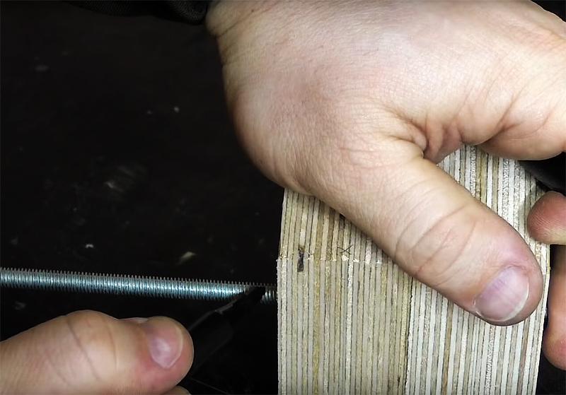 Um pino de metal com uma rosca de parafuso conectará todas essas três partes. Marque o comprimento desejado do pino e corte-o. Lembre-se de alinhar a borda da linha e remover quaisquer rebarbas após serrar.