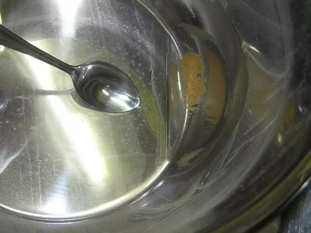 Jak doma odvápnit hrnec: jak ho uvařit, čistící tužka, vyčistit peroxidem a sodou