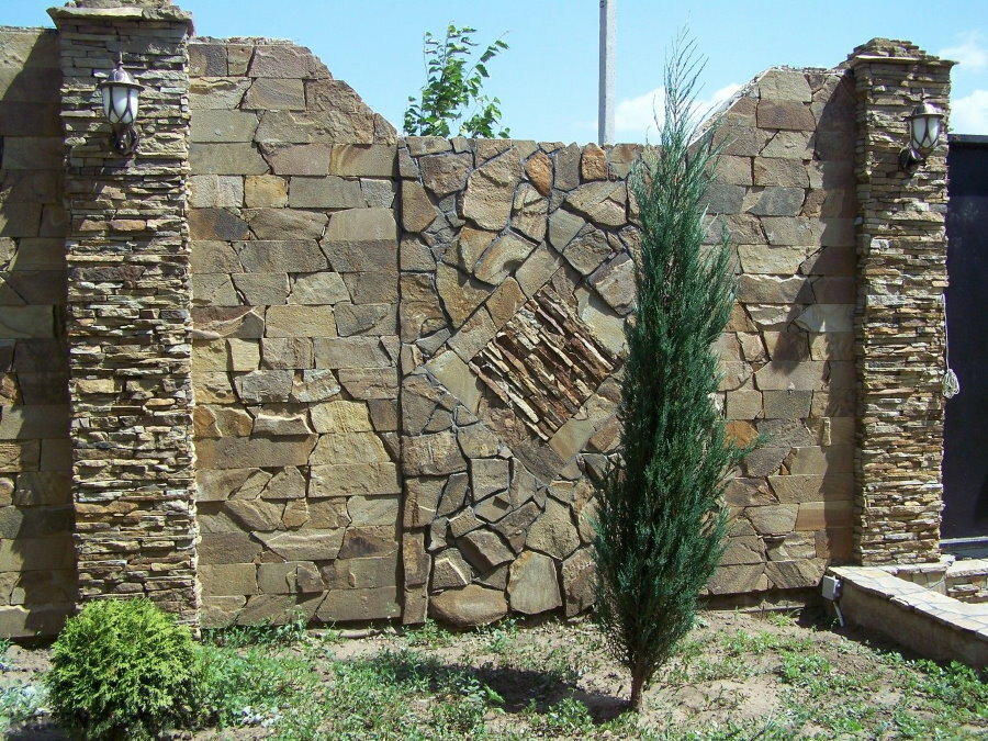 גימור דקורטיבי של גדר עשויה אבן טבעית