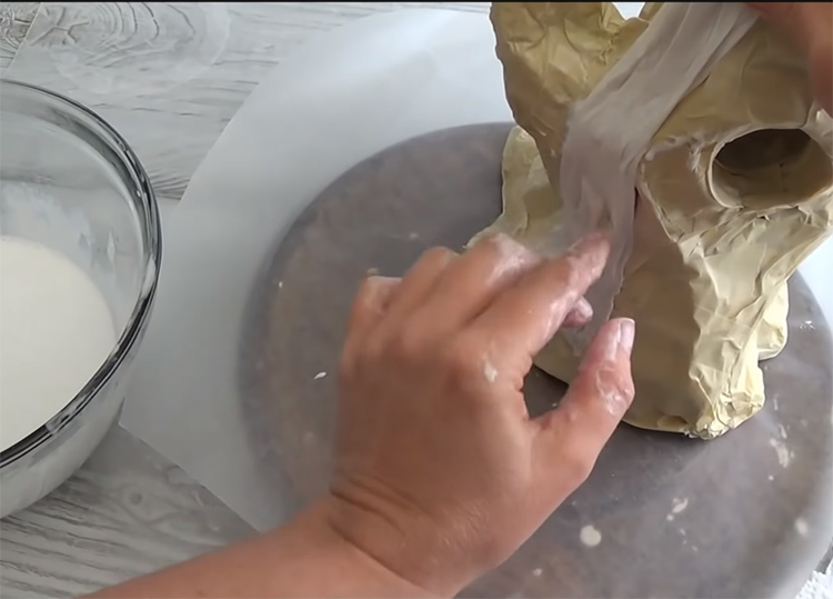 Pour the glue into a shallow bowl and slightly dilute with water. After unrolling the strip of towels, moisten them into the adhesive and superposed on the preform