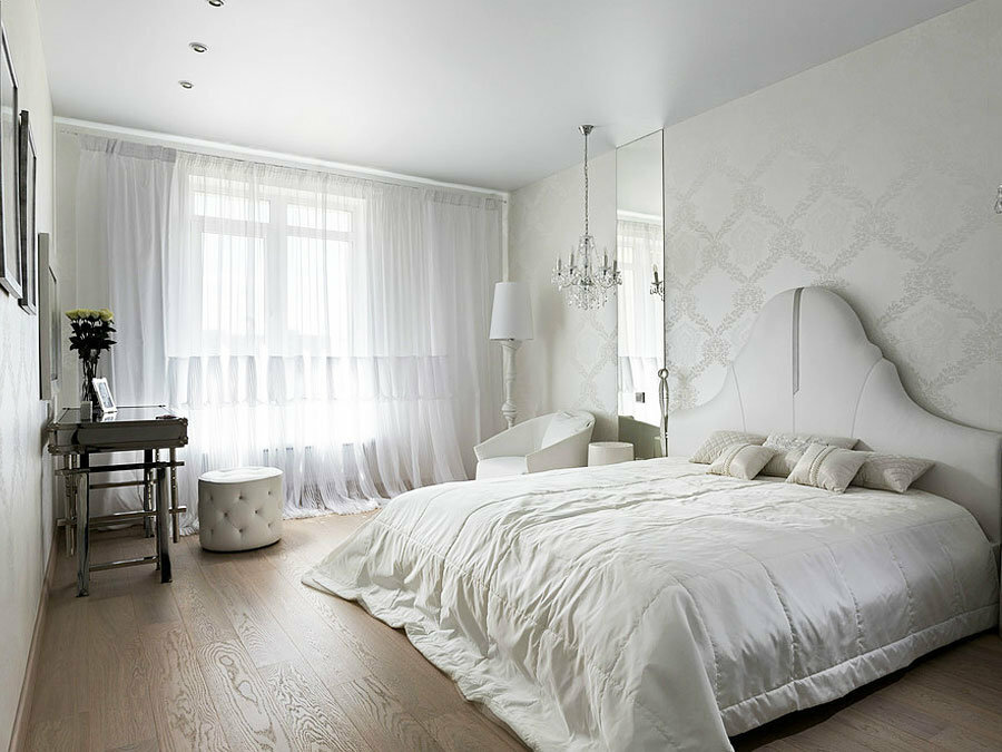 Weiße Decke auf dem Bett im Schlafzimmer