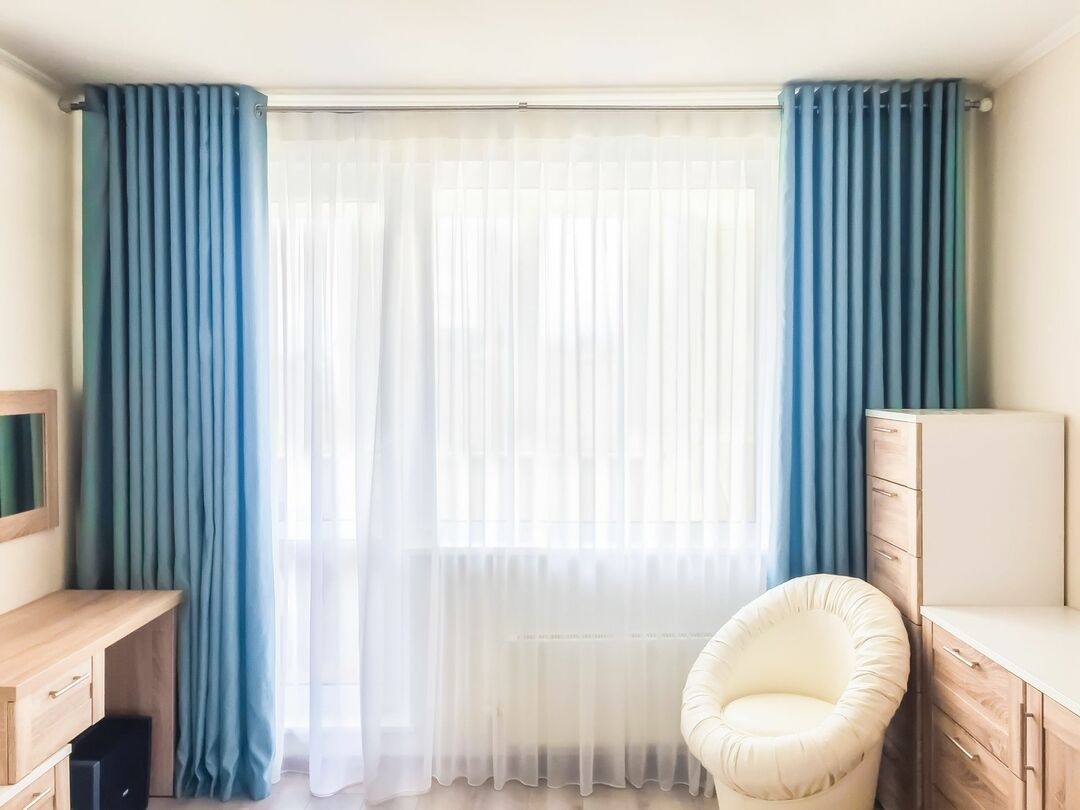 Gordijnen in de slaapkamer met een foto, moderne variaties, nieuwe items in 2020, modieuze tule
