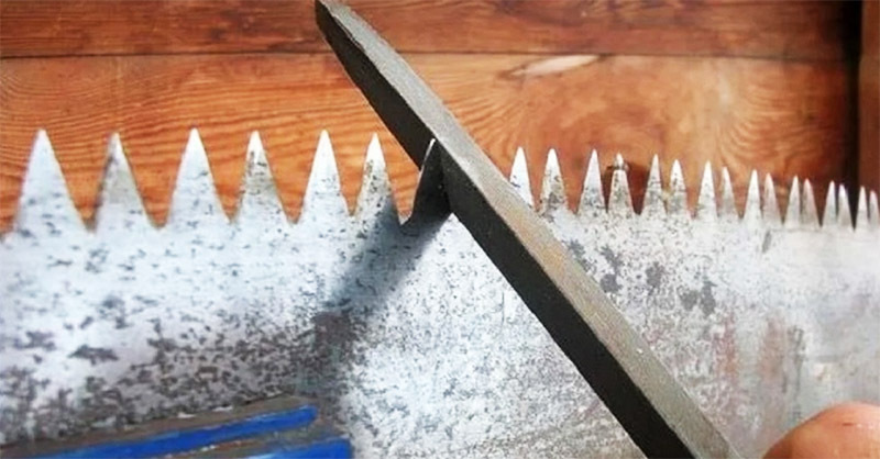 Pour affûter la scie, il est plus pratique d'utiliser une lime diamantée ou une lime avec un indice de dureté de 60-65 HRC