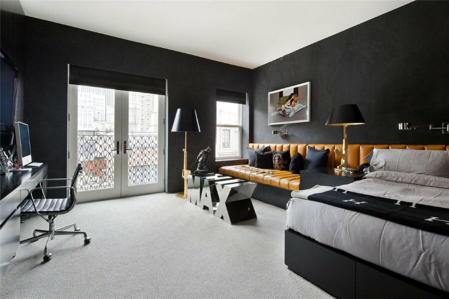 Ruda sofa juodai baltame miegamajame