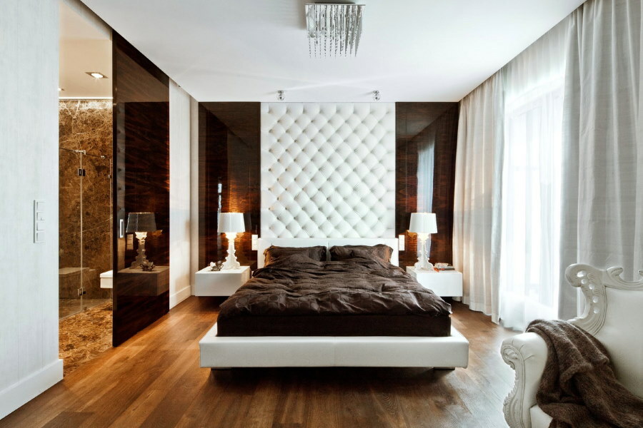 Glad oppervlak van het gipsplaten plafond in de slaapkamer