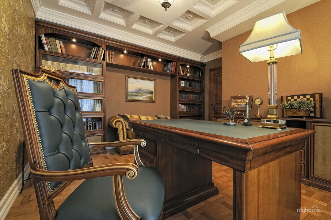 Interior clásico de la oficina en el apartamento.