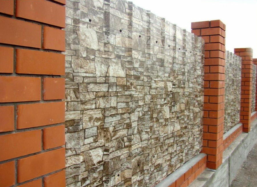 Profileret plade til en sten på et hegn med murstensstøtter