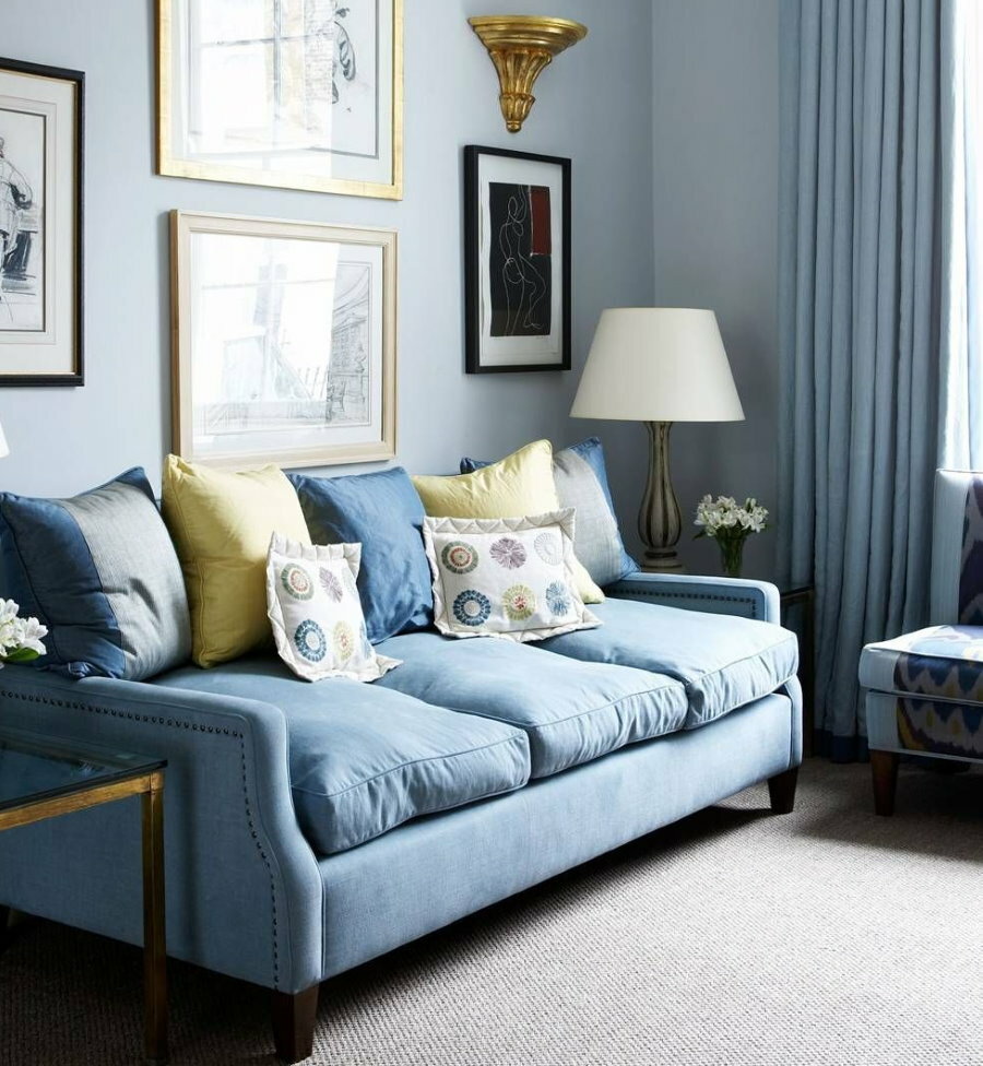 Liten blå soffa i vardagsrummet