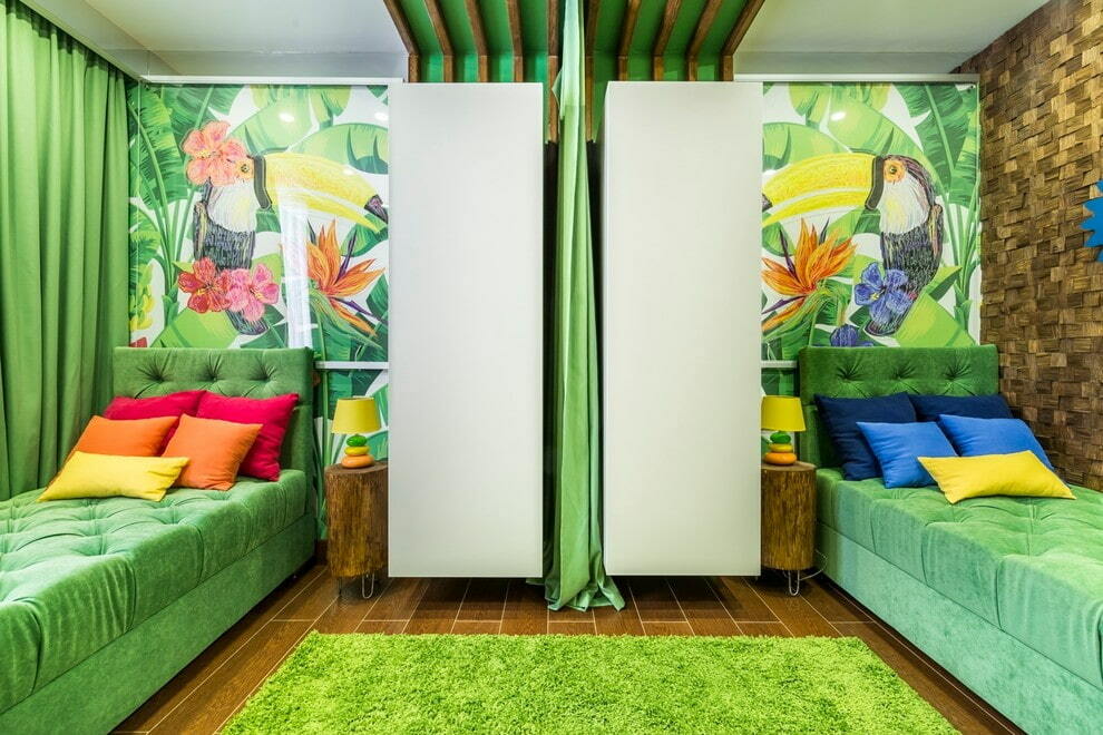 Zelena zavesa za zoniranje otroške sobe