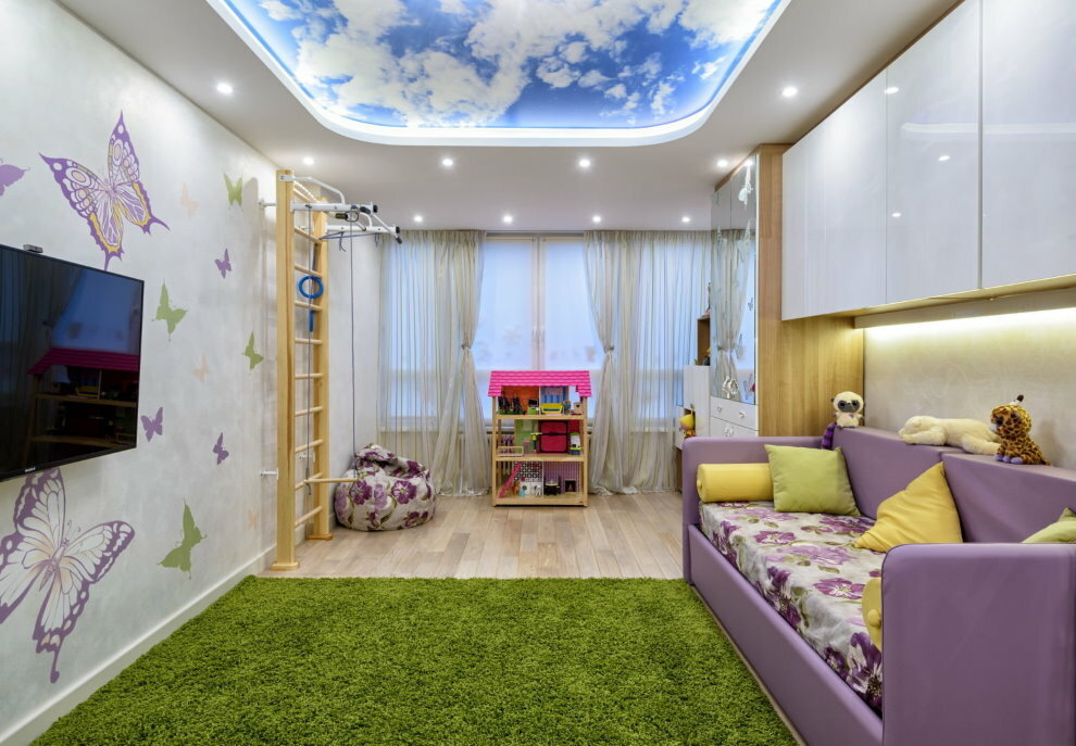 Grønt teppe på gulvet i guttens rom